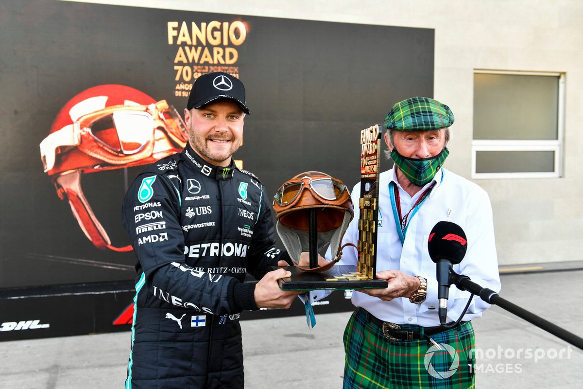 Sir Jackie Stewart consegna a Valtteri Bottas, Mercedes, il Fangio Award