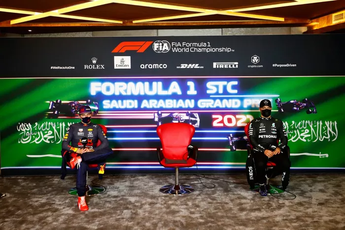 Max Verstappen, Red Bull Racing, 2ª posición, y Valtteri Bottas, Mercedes, 3ª posición, en rueda de prensa 