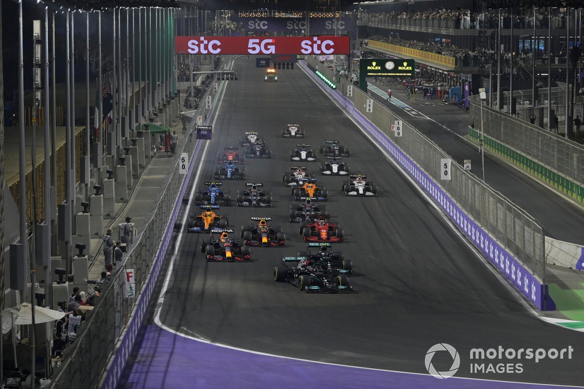 Lewis Hamilton, Mercedes W12, Valtteri Bottas, Mercedes W12, Max Verstappen, Red Bull Racing RB16B, Sergio Pérez, Red Bull Racing RB16B, Charles Leclerc, Ferrari SF21, y el resto de la parrilla al inicio