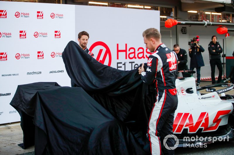 Kevin Magnussen, Haas F1 Team and Romain Grosjean, Haas F1 Team reveal the VF-20