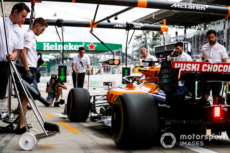 Carlos Sainz Jr., McLaren MCL34, in the pits during practice