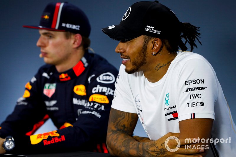 Il poleman Max Verstappen, Red Bull Racing, e Lewis Hamilton, Mercedes AMG F1, durante la conferenza stampa