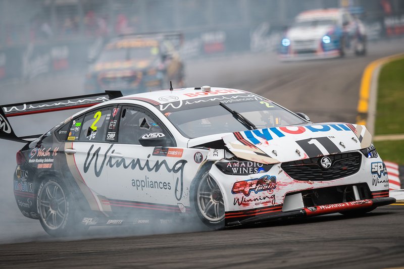 Поврежденный Holden Commodore ZB Скотта Пая на этапе серии Supercars в Ньюкасле