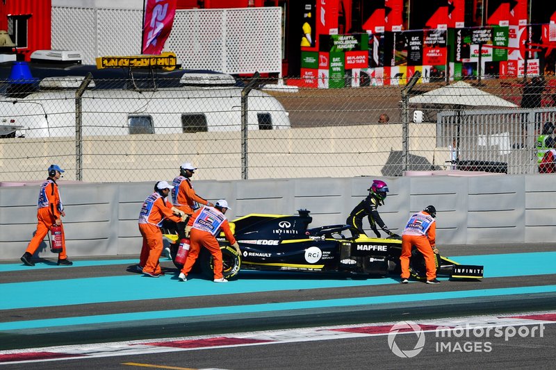 Daniel Ricciardo, Renault F1 Team R.S.19, se para en pista
