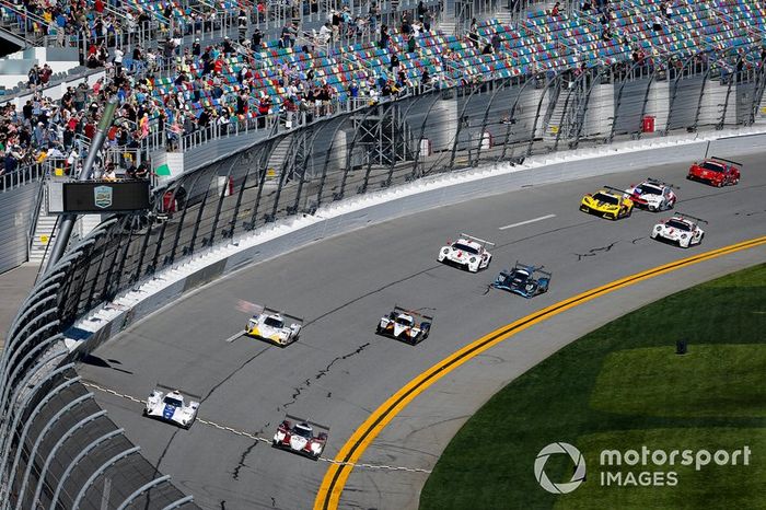 #81 DragonSpeed USA ORECA LMP2 07, LMP2: Ben Hanley, Henrik Hedman, Colin Braun, Harrison Newey takes the green flag