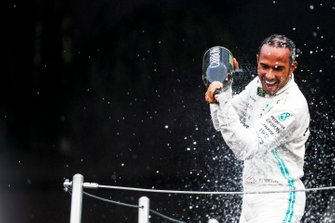 Il vincitore della gara Lewis Hamilton, Mercedes AMG F1, festeggia sul podio con lo champagne