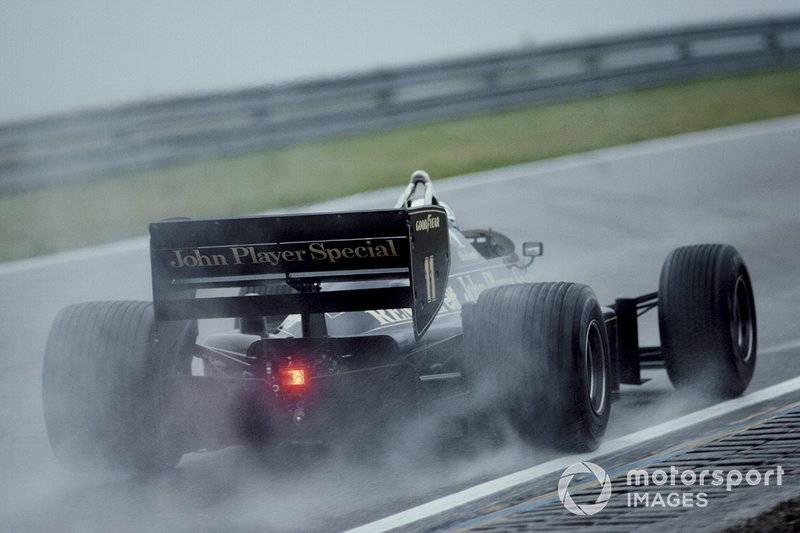 Zandvoort 1985: Elio de Angelis met de Lotus over een natte baan