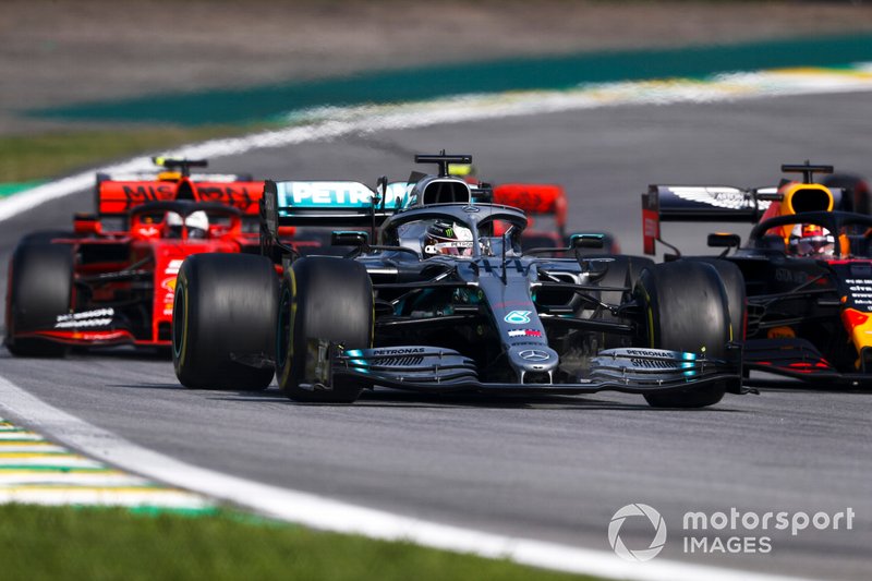 Lewis Hamilton, Mercedes AMG F1 W10 devant Max Verstappen, Red Bull Racing RB15 et Sebastian Vettel, Ferrari SF90, au restart