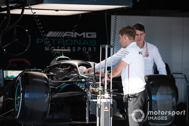 Mecánicos trabajando en Mercedes AMG F1 W10