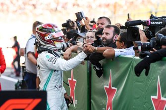 Lewis Hamilton, Mercedes AMG F1, 3rd position, celebrates with his team in Parc Ferme