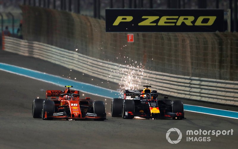 Max Verstappen, Red Bull Racing RB15, lotta con Charles Leclerc, Ferrari SF90, nel GP di Abu Dhabi