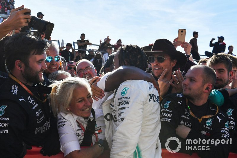 Lewis Hamilton, Mercedes AMG F1, 2º clasificado, celebra en Parc Ferme con su padre Anthony Hamilton y su equipo después de conseguir el título mundial de pilotos por sexta vez