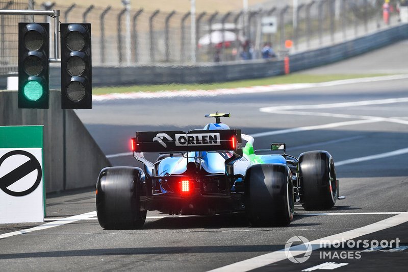 Robert Kubica, Williams FW42, leaves the pit lane