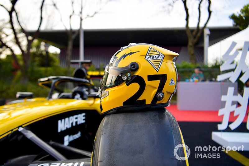 El casco de Nico Hulkenberg, del equipo Renault F1, posa en un coche
