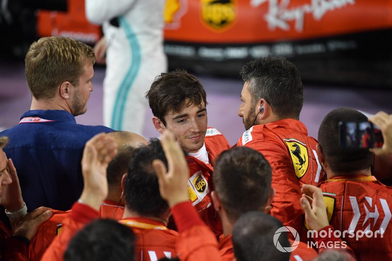 Il team Ferrari festeggia con Charles Leclerc, Ferrari, 3° classificato, nel parco chiuso