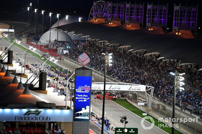 The mechanics begin to clear the grid for the start