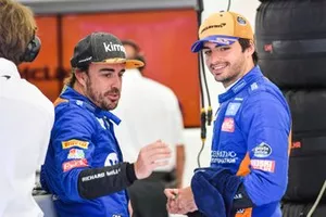 Fernando Alonso, McLaren, en Carlos Sainz Jr., McLaren