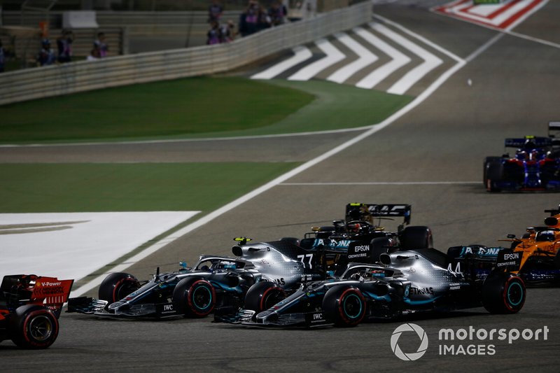 Valtteri Bottas, Mercedes AMG W10, lotta con Lewis Hamilton, Mercedes AMG F1 W10, alla partenza