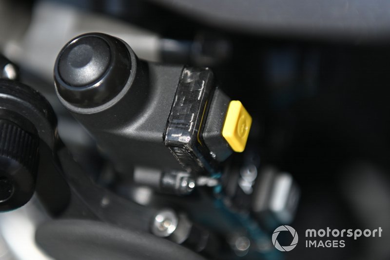 Petronas Yamaha SRT, dettaglio dell'interruttore con fibra di carbonio