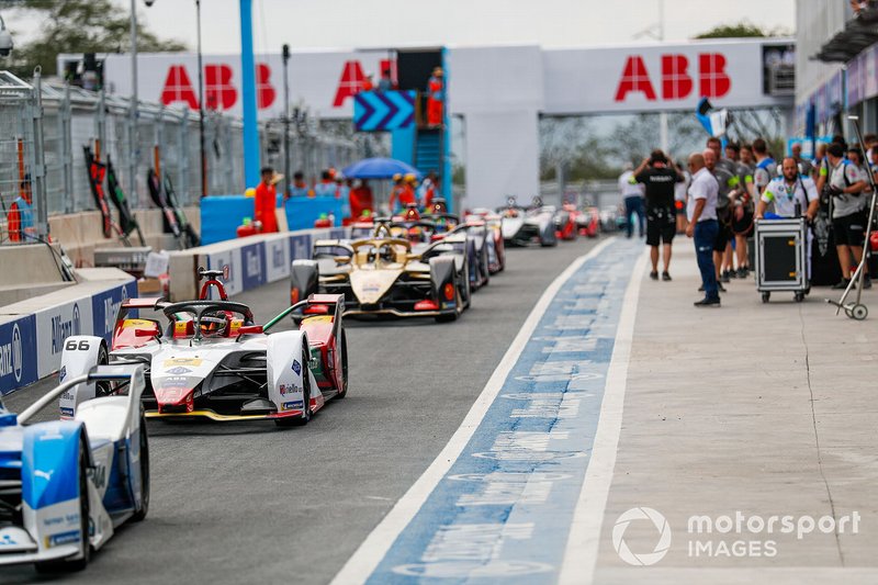 Daniel Abt, Audi Sport ABT Schaeffler, Audi e-tron FE05, Andre Lotterer, DS TECHEETAH, DS E-Tense FE19, percorrono la pitlane