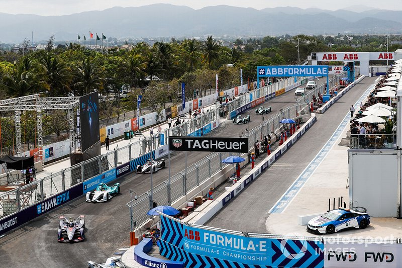 Le monoposto nel giro di formazione