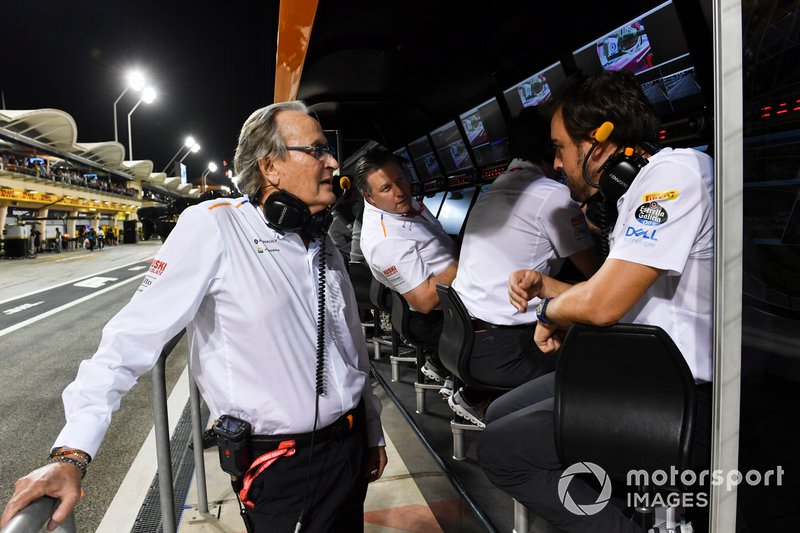 Mansour Ojjeh, copropietario, McLaren, y Fernando Alonso en la pared del foso de McLaren durante la Calificación
