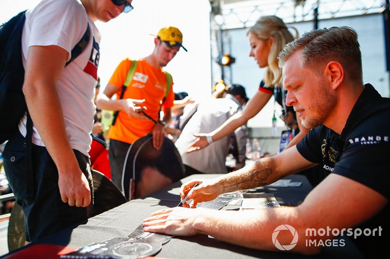 Kevin Magnussen, Haas F1 Team signs autographs for fans