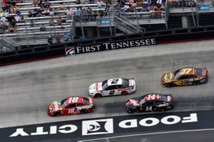 Kyle Busch, Joe Gibbs Racing, Toyota Camry Snickers and Brad Keselowski, Team Penske, Ford Discount Tire