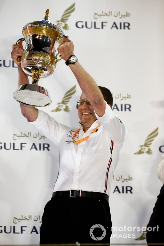 Andy Cowell, Direttore Generale, HPP, Mercedes AMG, solleva il trofeo