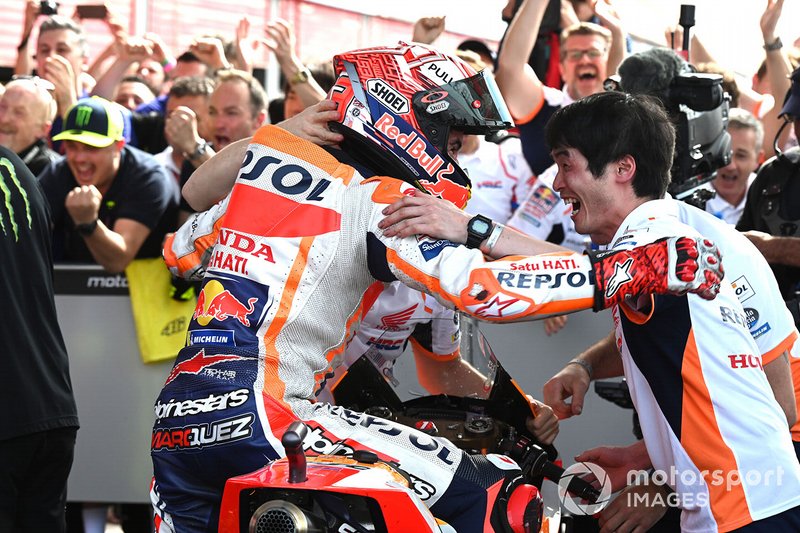 Marc Márquez, ganador de la carrera, y el equipo Repsol Honda Team celebran en parc ferme