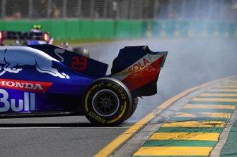 Alexander Albon, Toro Rosso STR14, na crash