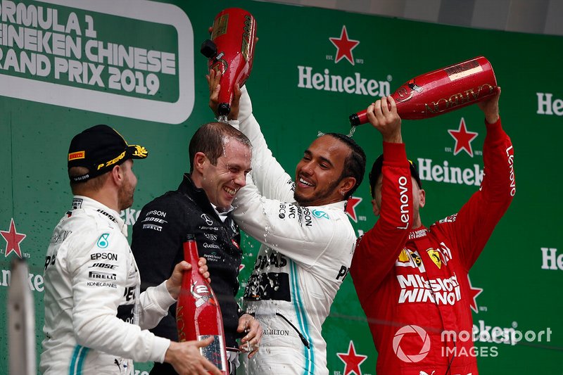 Valtteri Bottas, Mercedes AMG F1, Lewis Hamilton, Mercedes AMG F1, y Sebastian Vettel, Ferrari, en el podio