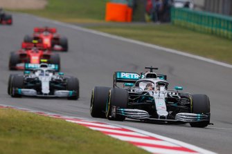 Lewis Hamilton, Mercedes AMG F1 W10, voor Valtteri Bottas, Mercedes AMG W10, en Charles Leclerc, Ferrari SF90