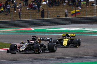 Romain Grosjean, Haas F1 Team VF-19 en Nico Hulkenberg, Renault F1 Team R.S. 19