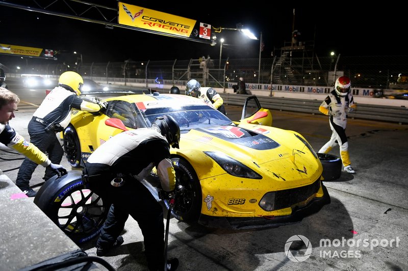#3 Corvette Racing Corvette C7.R, GTLM: Jan Magnussen, Antonio Garcia, Mike Rockenfeller pit stop