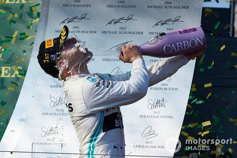 Valtteri Bottas, Mercedes AMG F1, vincitore, si spruzza lo champagne in faccia