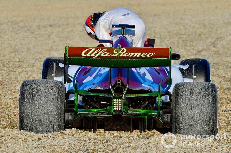 Kimi Raikkonen sale del Alfa Romeo Racing C38