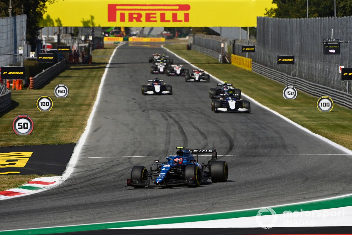 Esteban Ocon, Alpine A521, Nicholas Latifi, Williams FW43B, y Sebastian Vettel, Aston Martin AMR21