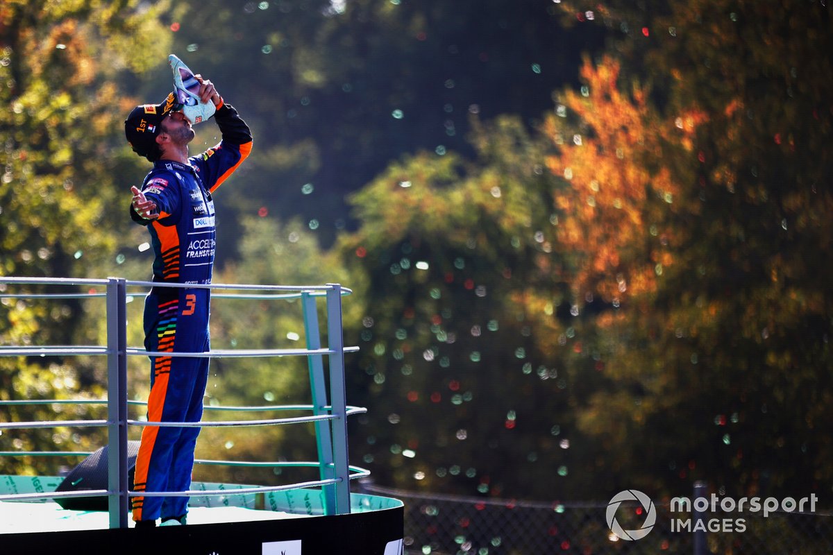 Lo shoey diDaniel Ricciardo, McLaren, 1 ° posizione,