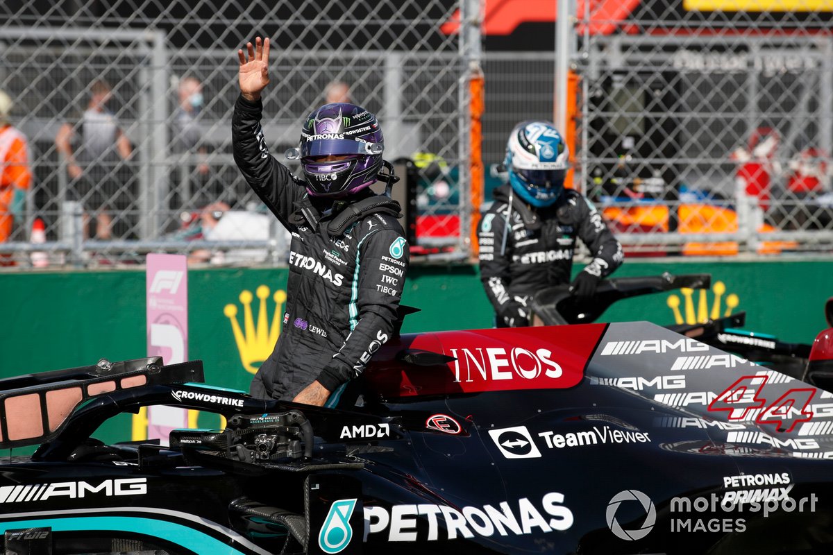 Ganador de la pole, Lewis Hamilton, Mercedes, y Valtteri Bottas, Mercedes, en la parrilla