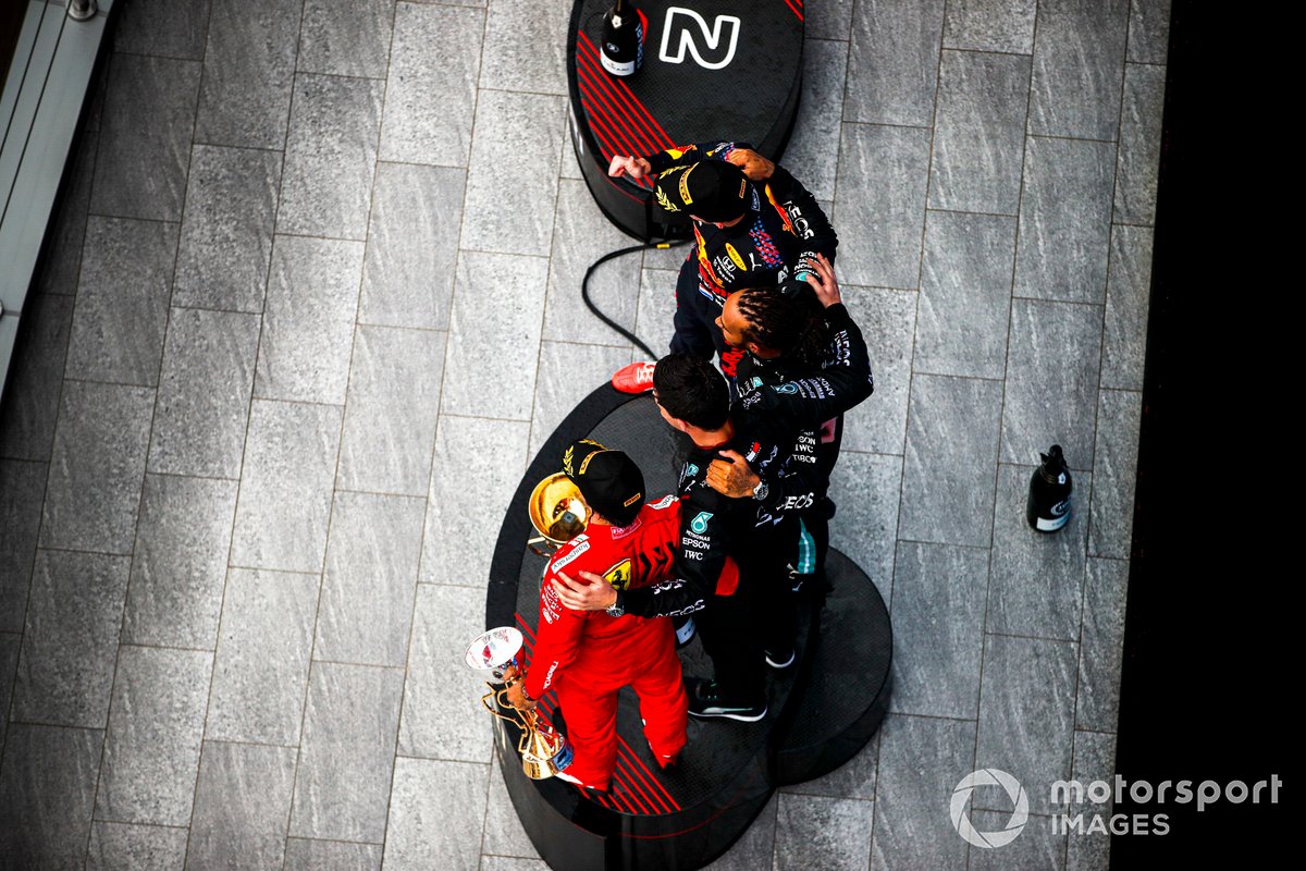Carlos Sainz Jr., Ferrari, 3° posizione, il rappresentante del team Mercedes, Lewis Hamilton, Mercedes, 1° posizione, e Max Verstappen, Red Bull Racing, 2° posizione, sul podio