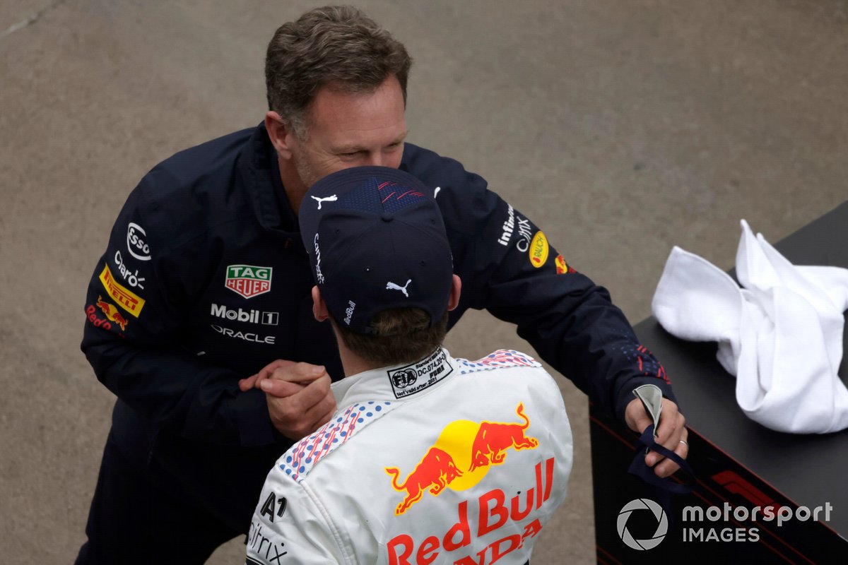 Christian Horner, Team Principal, Red Bull Racing, e Max Verstappen, Red Bull Racing, 2a posizione, festeggiano a Parc Ferme