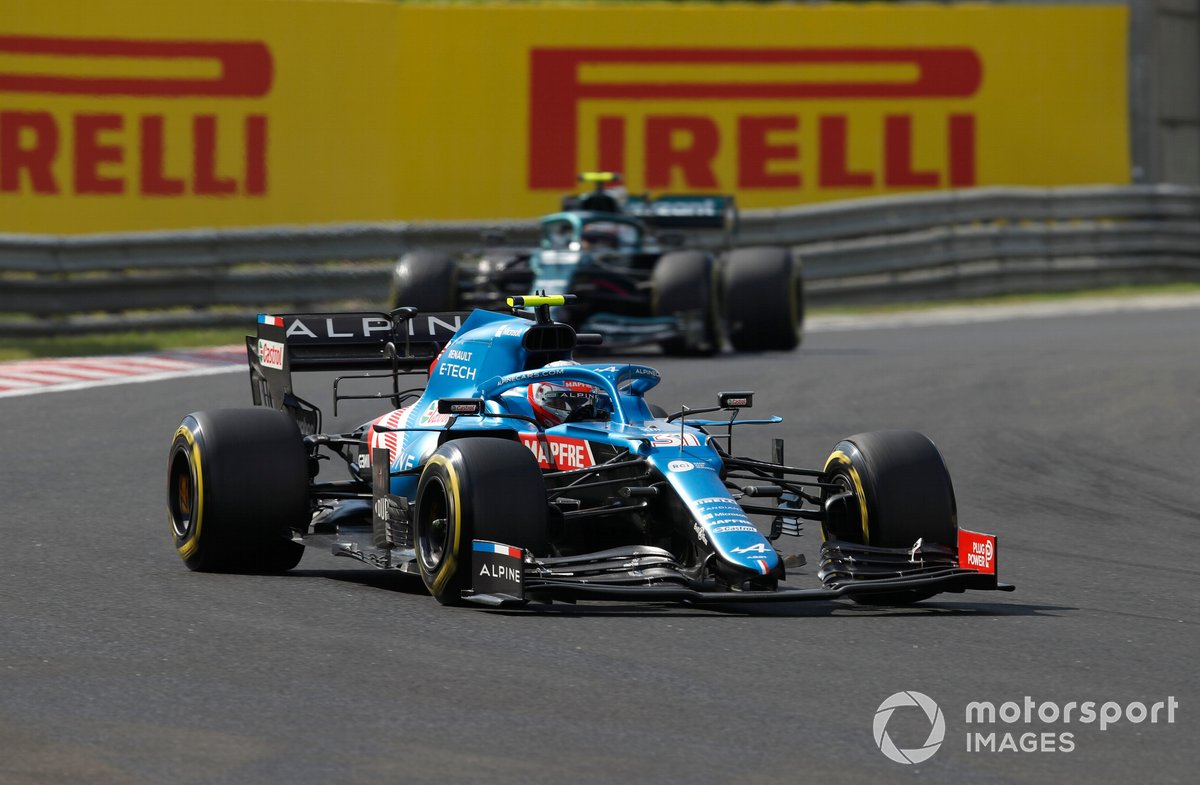 Esteban Ocon, Alpine A521, Sebastian Vettel, Aston Martin AMR21