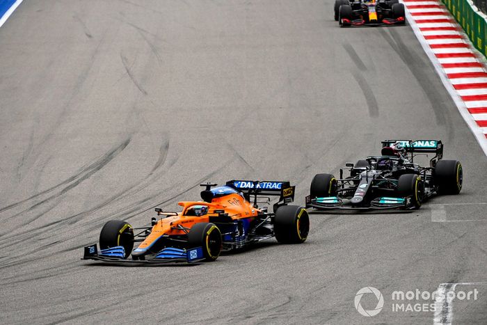 Daniel Ricciardo, McLaren MCL35M, Lewis Hamilton, Mercedes W12