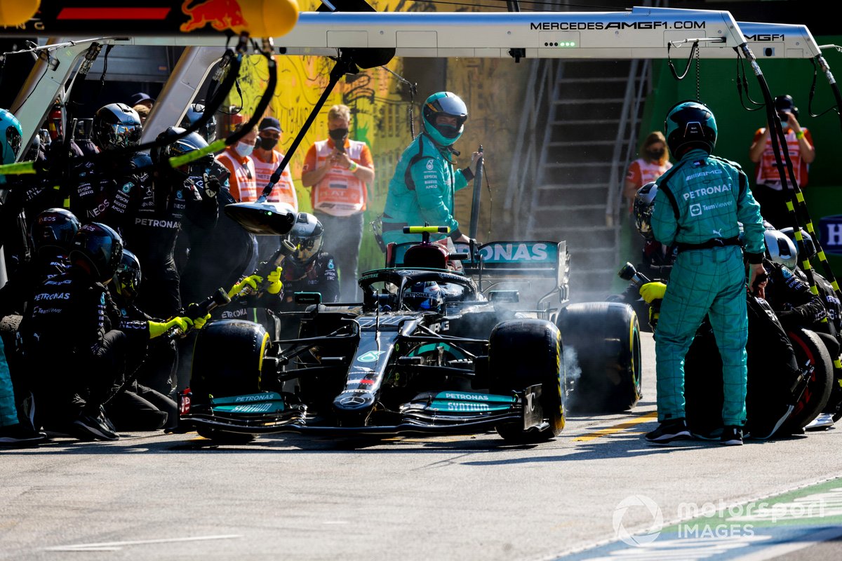 Valtteri Bottas, Mercedes W12, pit stop