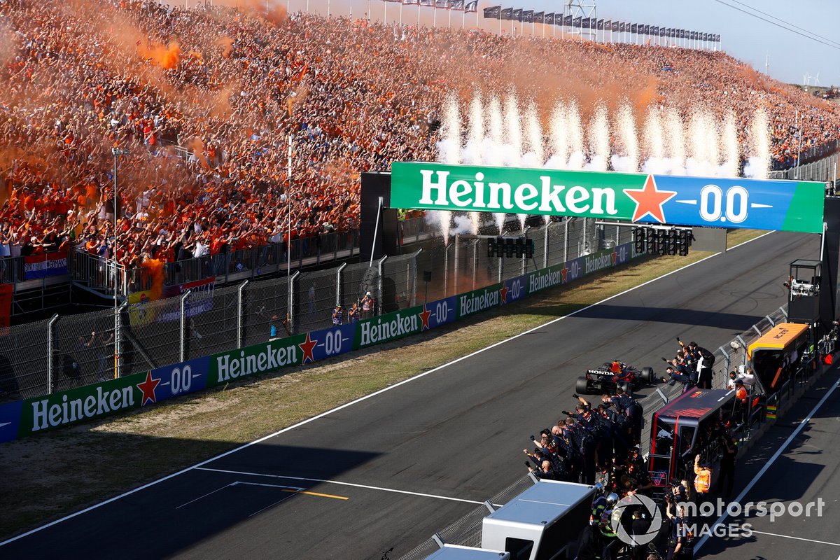 Max Verstappen, Red Bull Racing RB16B, vince il GP d'Olanda