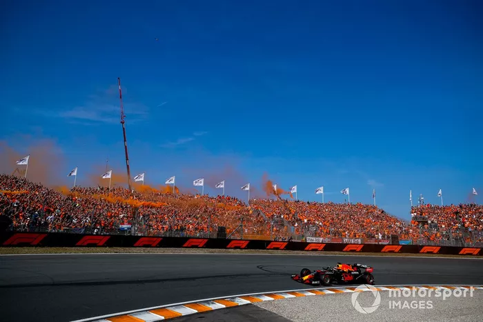 Ganador de la carrera, Max Verstappen, el RB16B de Red Bull Racing saludando a sus fans