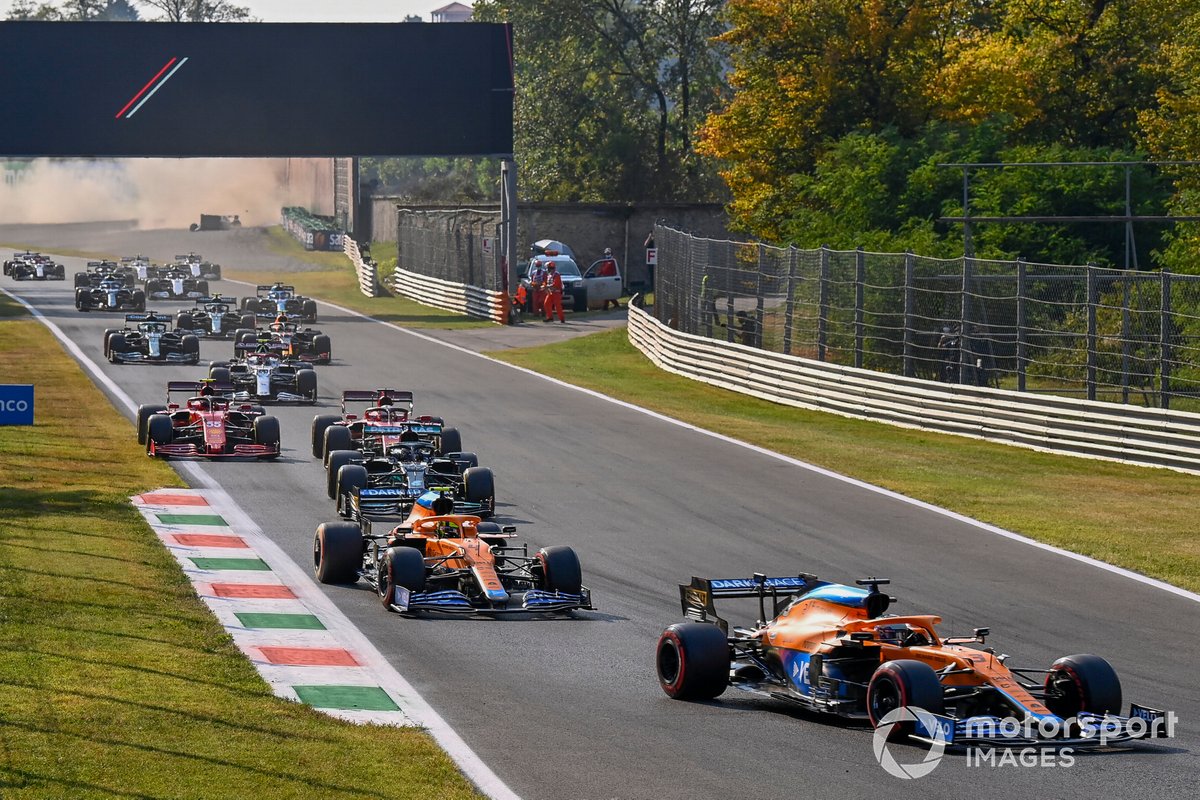 Daniel Ricciardo, McLaren MCL35M, Lando Norris, McLaren MCL35M, Lewis Hamilton, Mercedes W12
