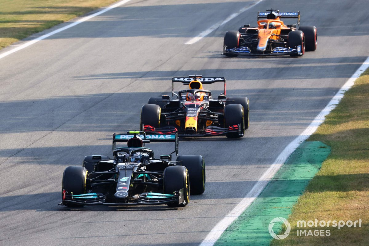 Valtteri Bottas, Mercedes W12, Max Verstappen, Red Bull Racing RB16B, e Daniel Ricciardo, McLaren MCL35M