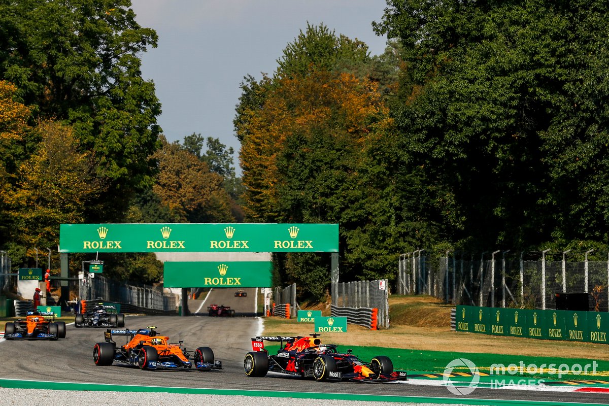Max Verstappen, Red Bull Racing RB16B, Lando Norris, McLaren MCL35M, e Daniel Ricciardo, McLaren MCL35M